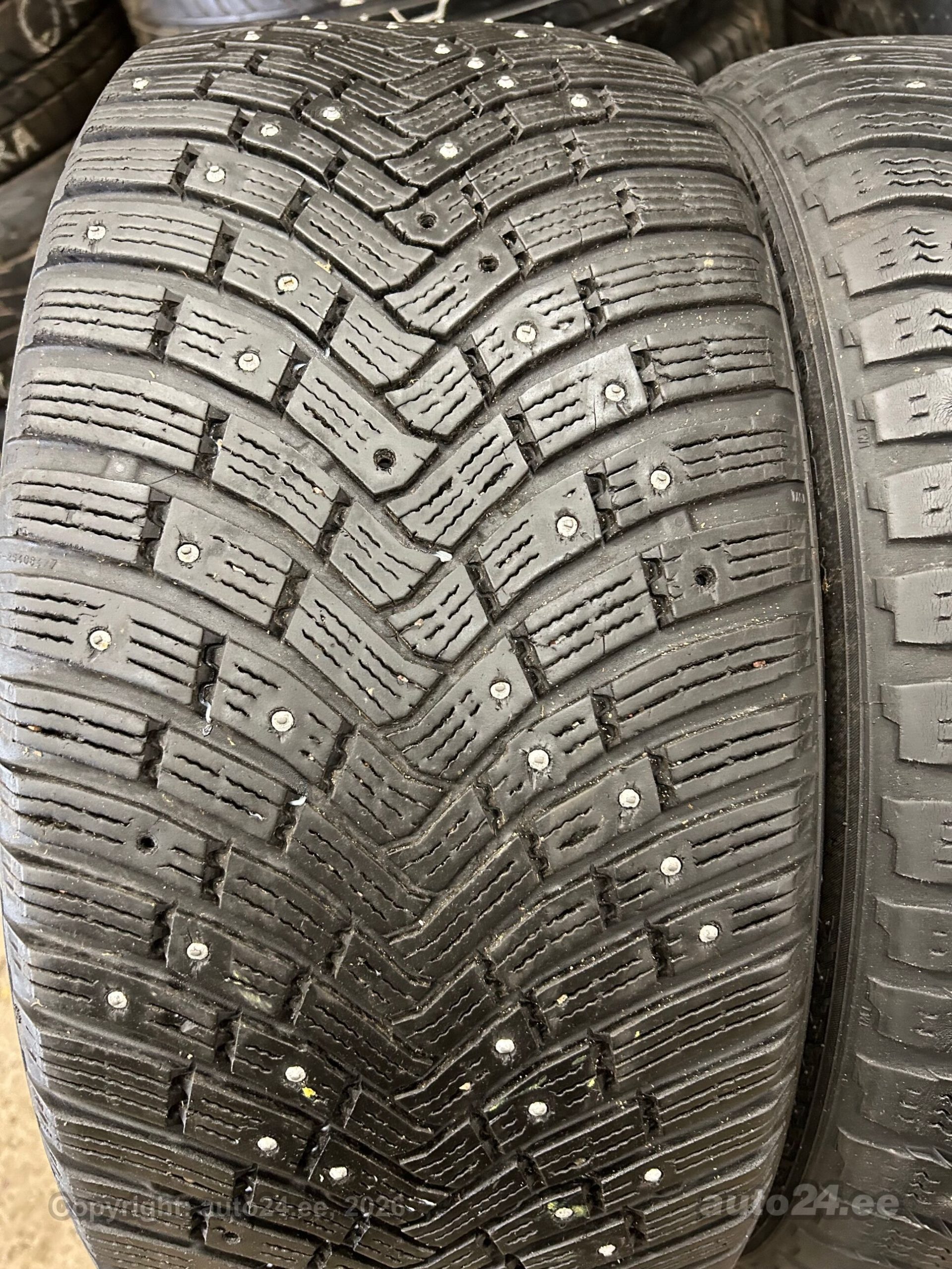 Continental Icecontact3 úksik rehv 245/45 R18
